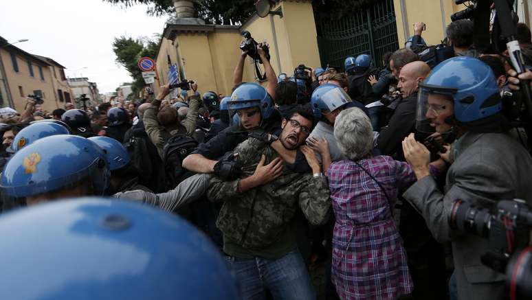 Manifestantes anti-nazistas são detidos pela polícia durante o funeral de Erich Priebke em Roma