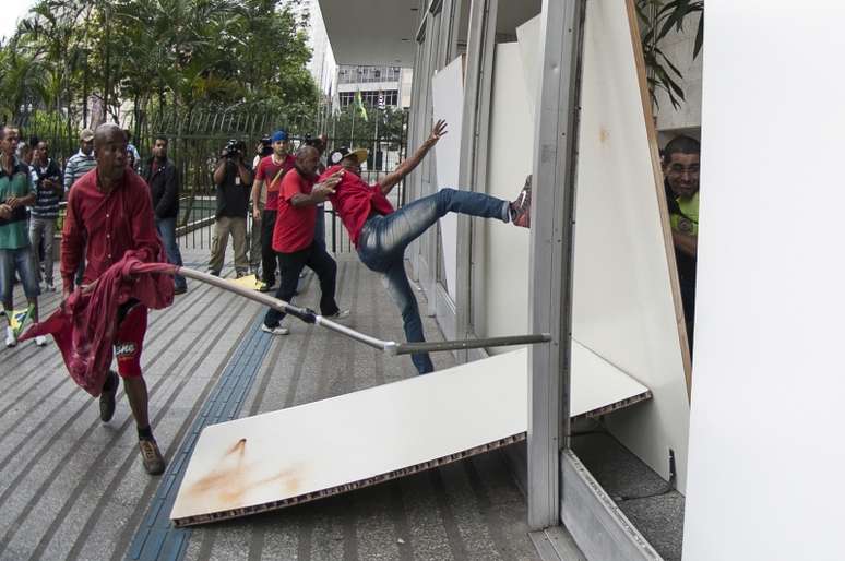 Grupo chutou proteção colocada na Câmara de São Paulo em protesto nesta terça-feira
