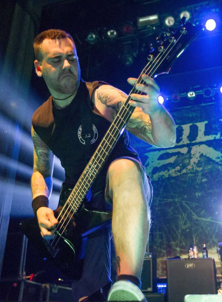 O baixista Mike D'Antonio, durante show de 2013 do Killswitch Engage
