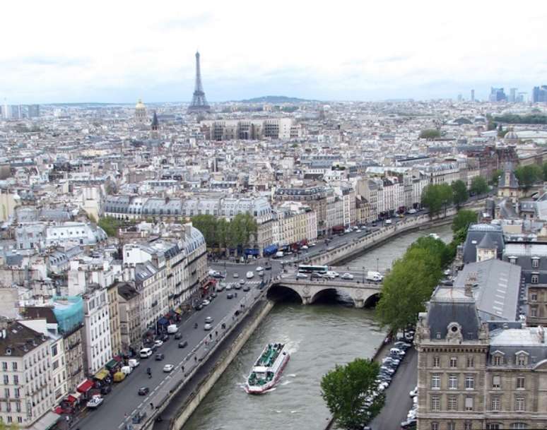 Há disponível, em Paris, 17.813 acomodações pelo site Airbnb; um pequeno apartamento para uma pessoa, próximo da Torre Eiffel, custa R$ 150 cada noite