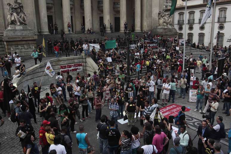 Professores se reúnem no Centro do Rio de Janeiro para protestar por melhores salários e condições de trabalho