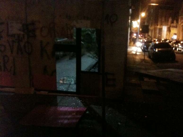 O prédio onde mora o prefeito de Porto Alegre (RS), José Fortunati, foi alvo de depredação nesta noite