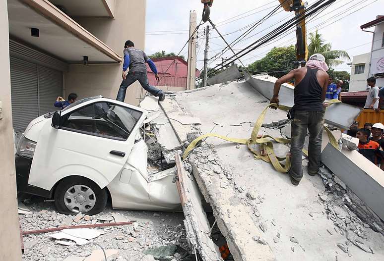 Um terremoto de 7.2 graus de magnitude deixou dezenas de mortos nas Filipinas nesta terça-feira. O tremor também destruiu prédios e igrejas históricas