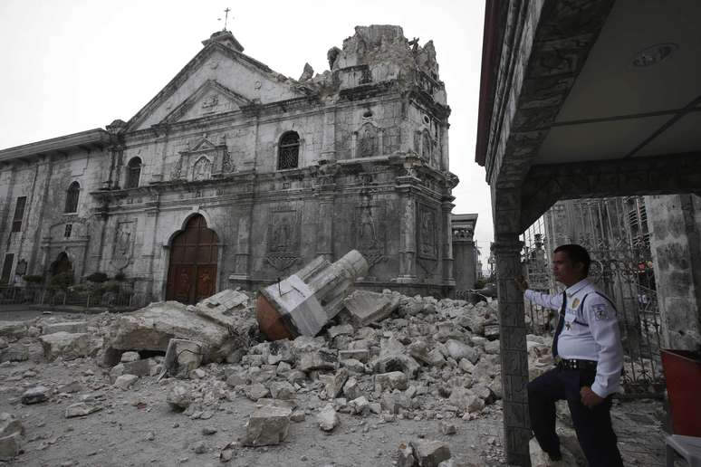 Um terremoto de 7.2 graus de magnitude deixou dezenas de mortos nas Filipinas nesta terça-feira. O tremor também destruiu prédios e igrejas históricas