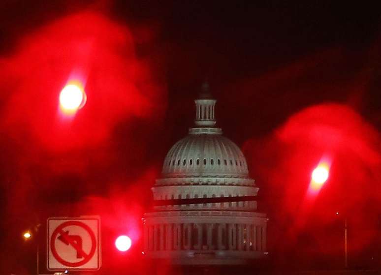 <p>Luzes vermelhas de semáforos próximos ao Capitólio brilham na noite de Washington </p>