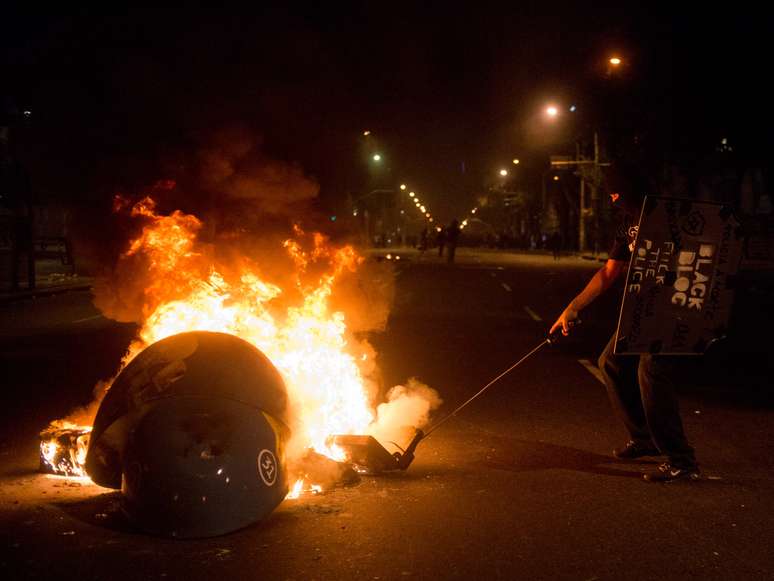 <p>Protesto dos professores terminou em depredação e confronto entre a PM e black blocs na terça-feira</p>