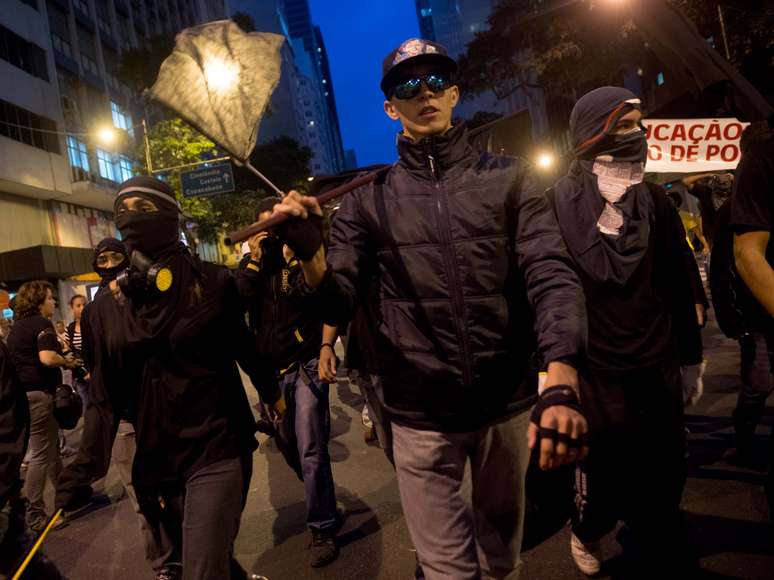 <p>Protesto no Rio de Janeiro começou pacífico, com professores e manifestantes vestindo fantasias</p>