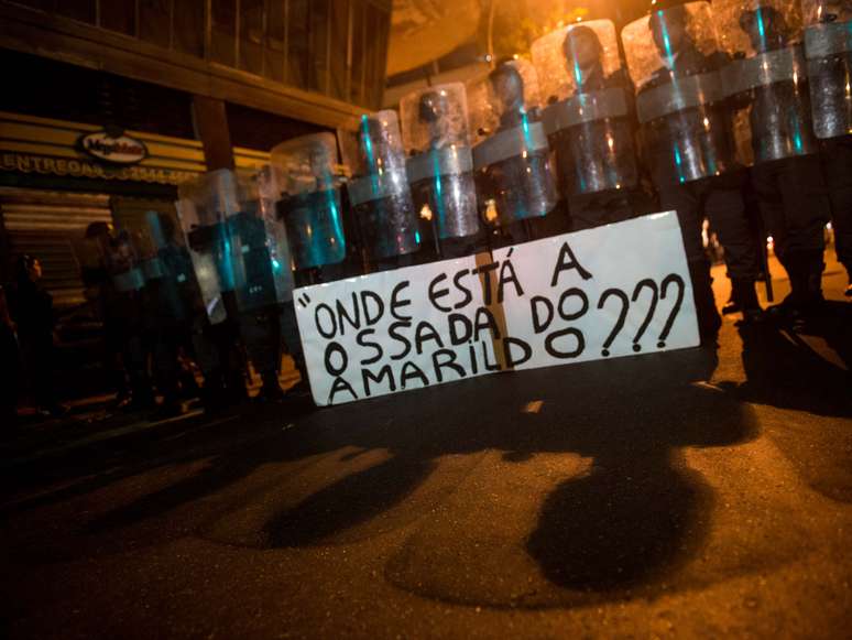 <p>Protesto no Rio de Janeiro come&ccedil;ou pac&iacute;fico, com professores e manifestantes vestindo fantasias</p>