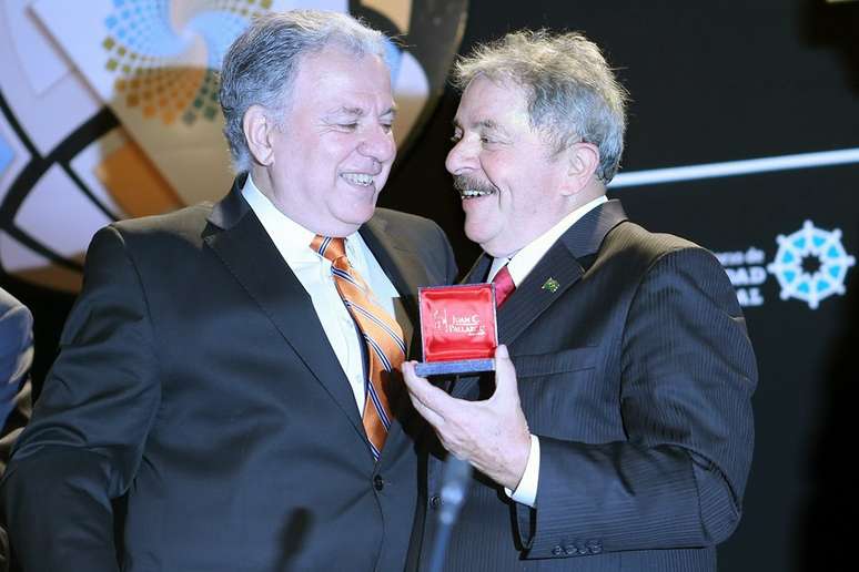 <p>Bernardo Kliksberg, presidente acadêmico do Congresso, lembrou que um dos maiores pesares de Lula quando chegou à Presidência era não ter um título universitário</p><p> </p>