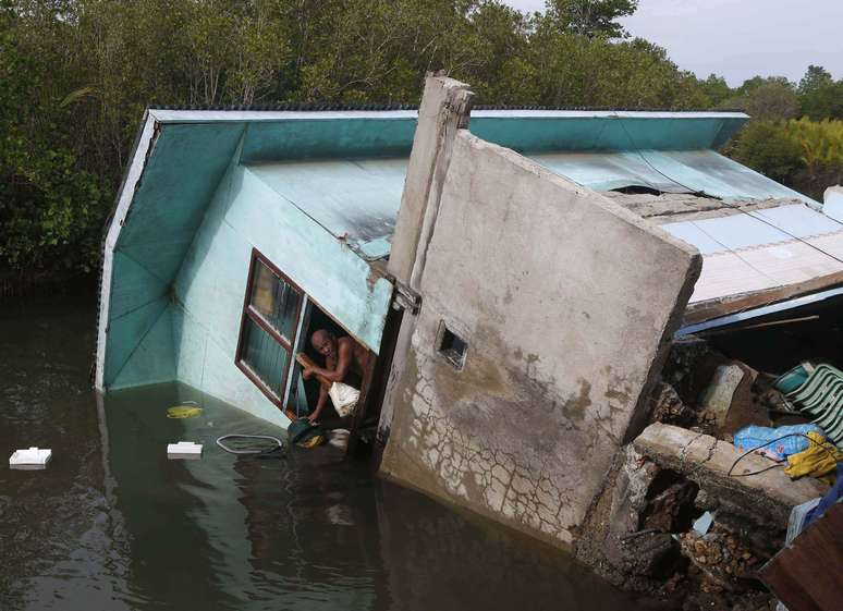 Família viu sua casa ir parar dentro de um rio após o terremoto, em Bohol