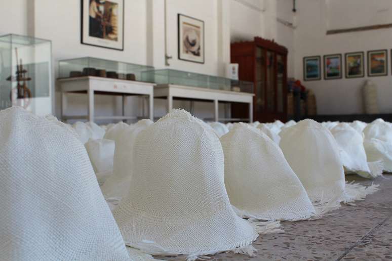 <p>Após branqueamento, chapéus secam na fábrica Homero Ortega</p>