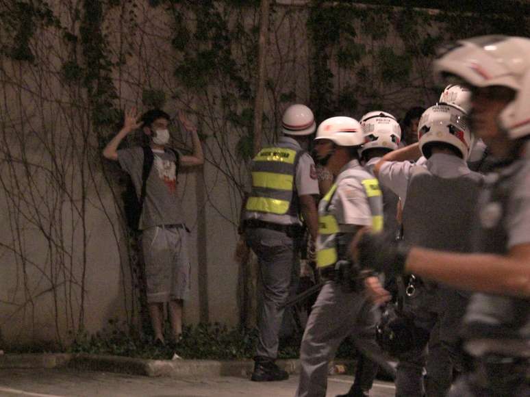 <p>Manifestante é rendido por policiais na capital paulista</p>