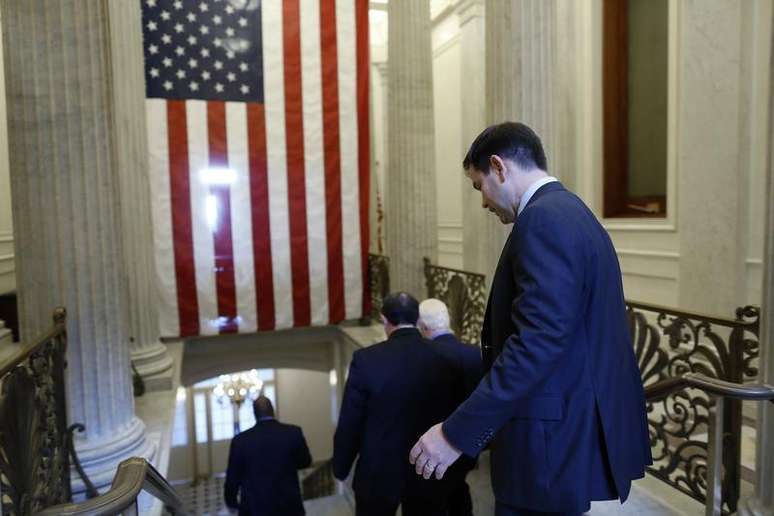 <p>Senadores deixam o Capitólio norte-americano após uma convenção política do Senado Republicano, em Whatshington</p>