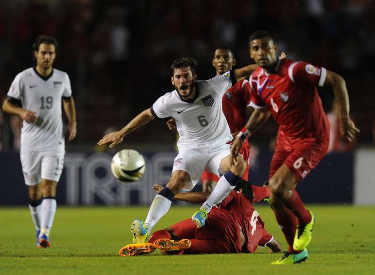 Com dois gols no fim, os Estados Unidos venceram o Panamá de virada e ajudaram os rivais do México