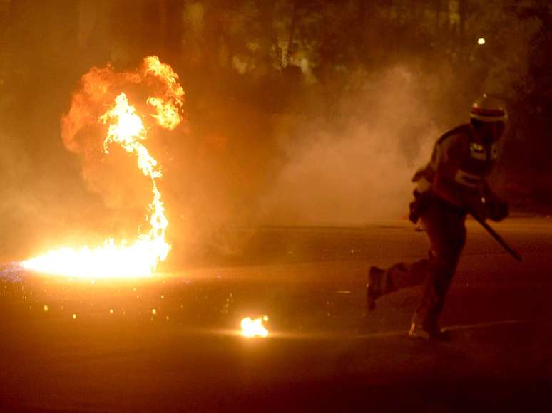 Manifestantes colocaram fogo em lixo no meio da rua, em São Paulo