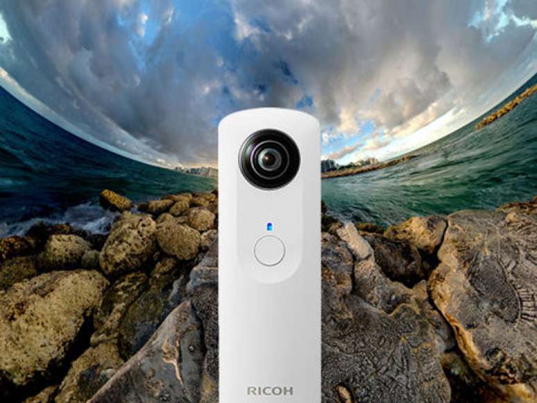 Ricoh Theta te apenas 4,2 cm de largura e 12,9 cm de comprimento, com 2,3 cm de espessura