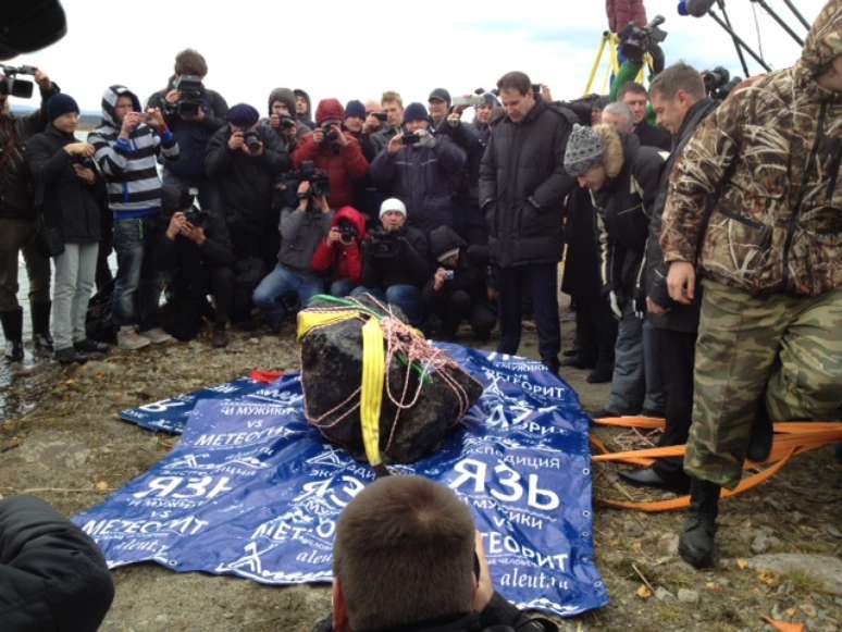 <p>Meteorito na Rússia: quando a pedra foi colocada na balança e o peso atingiu 570 quilos, a própria balança quebrou</p>