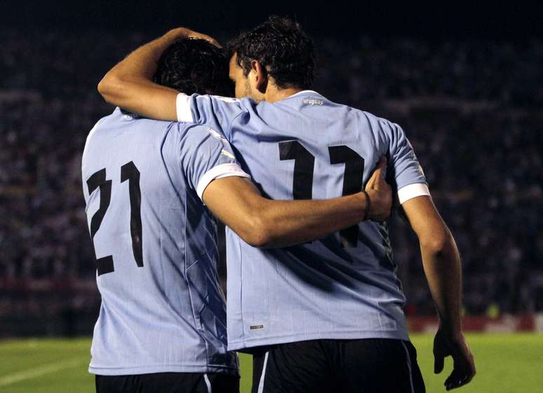 Cavani e Stuani comemoram gol do Uruguai em duelo contra Argentina pelas Eliminatórias