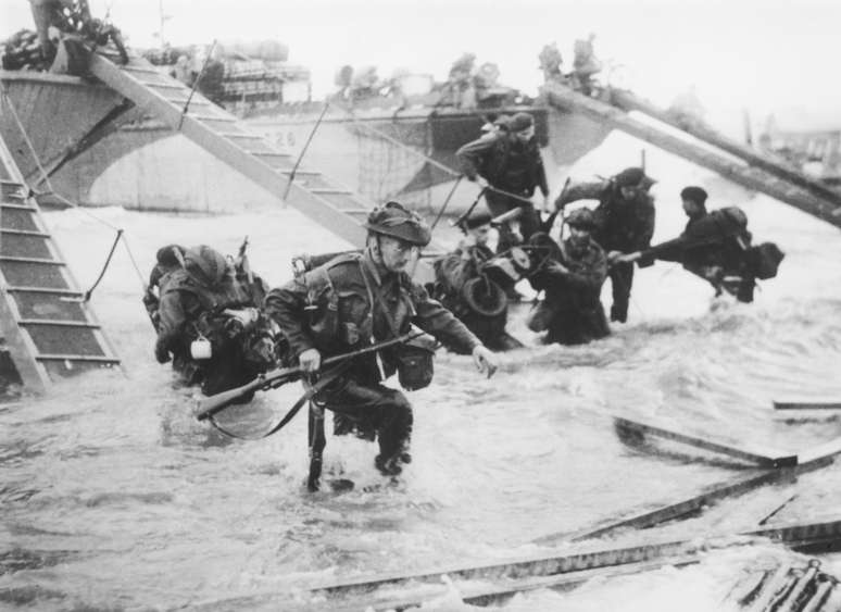 Tropas aliadas desembarcam na Normandia, França, durante o Dia D, em 6 de junho de 1944