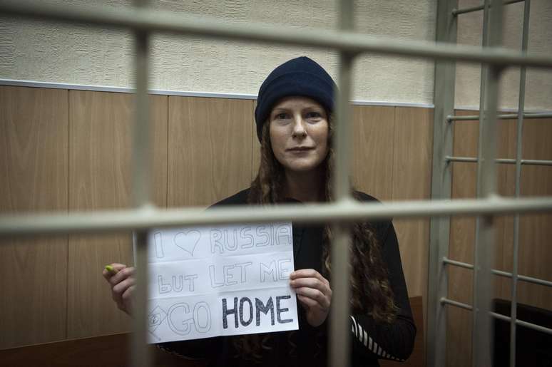 <p>Greenpeace divulgou fotos em que a brasileira e ativista Ana Paula Maciel segura um cartaz com um pedido para voltar para casa</p>