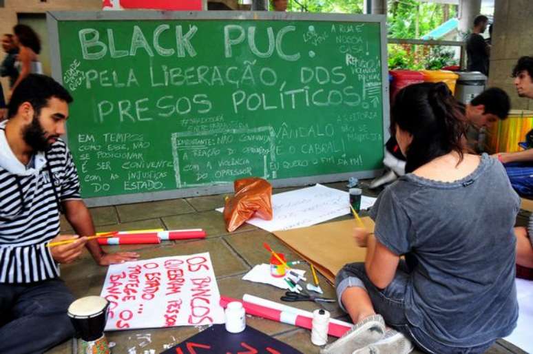 <p>Estudantes da PUC-Rio protestam contra prisão de colegas</p>