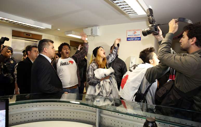 Manifestantes no momento em que saíram do elevador para falar com a imprensa sobre a decisão de desocupação