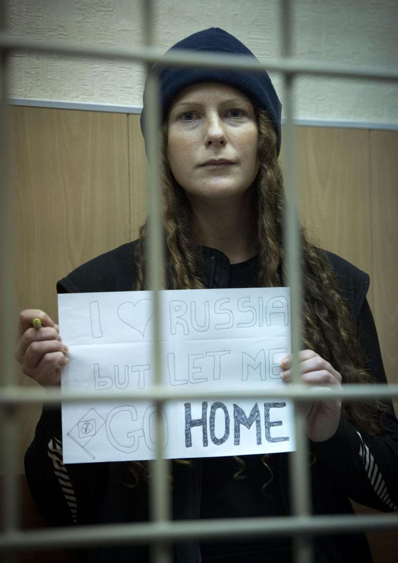 <p>Greenpeace divulgou fotos em que a ativista brasileira Ana Paula Maciel segura um cartaz com um pedido para voltar para casa</p>