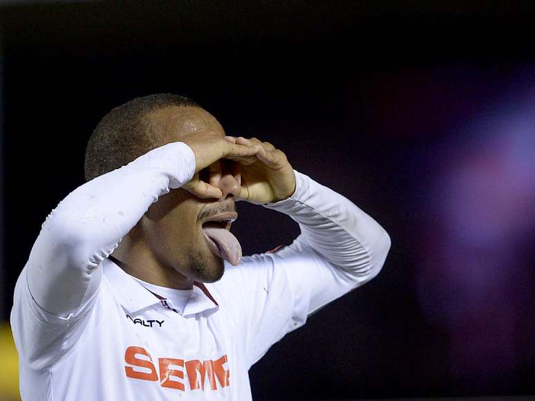 Ademílson comemora depois de abrir o placar para o São Paulo em partida contra o Náutico