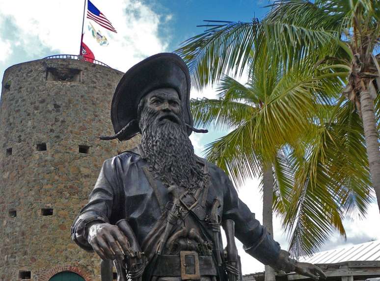 No século 18 surgiu a lenda de que o famoso pirata Barba Negra teria vivido em uma torre construída pelos colonizadores dinamarqueses na ilha