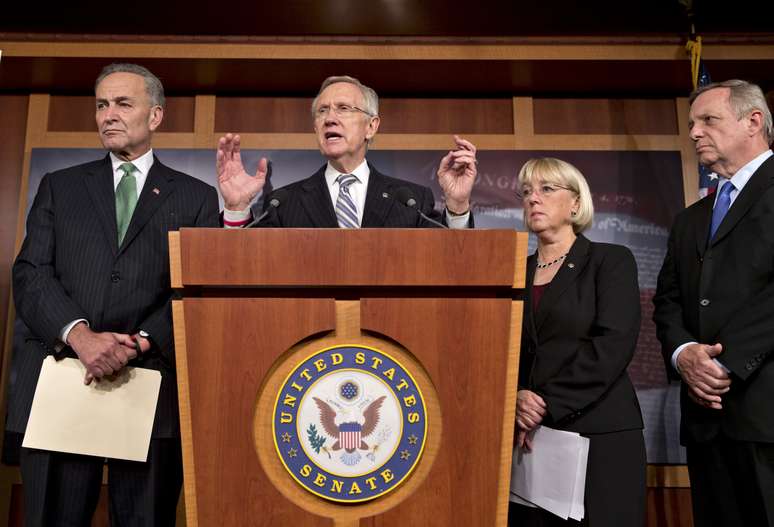 O senador democrata Harry Reid (centro) fala à imprensa sobre a aprovação do acordo no Senado