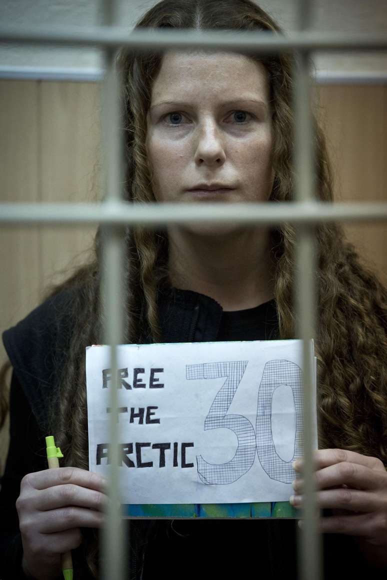 Greenpeace divulgou fotos onde a brasileira e ativista Ana Paula Maciel segura um cartaz com um pedido para voltar para casa 