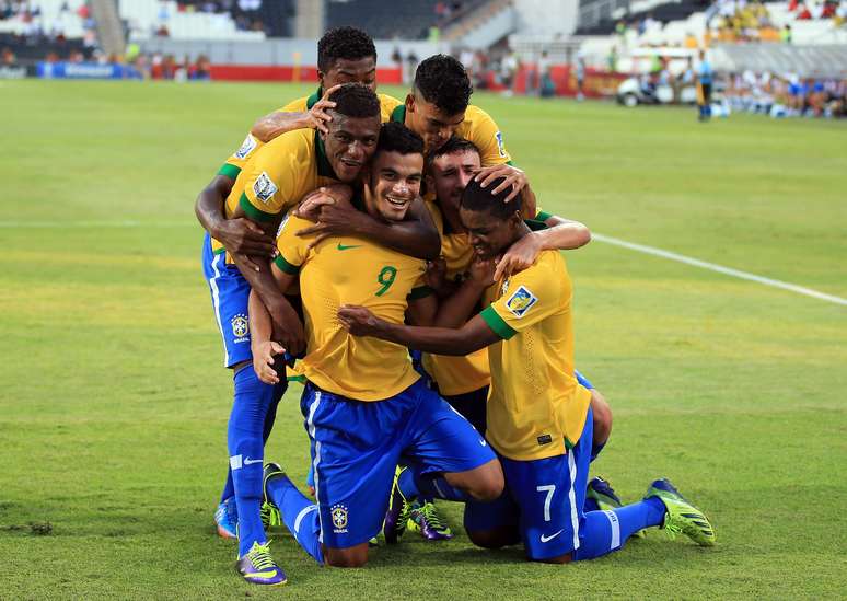 <p>A Seleção Brasileira estreou no Mundial Sub-17 nesta quinta-feira com uma goleada por 6 a 1 sobre a Eslováquia. Mosquito (camisa 9) foi o artilheiro do jogo, com três gols</p>