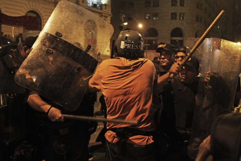 <p>Categoria critica agressões sofridas por profissionais da imprensa na cobertura de manifestações populares</p>