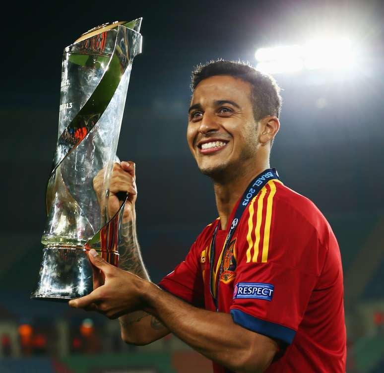 Thiago Alc&acirc;ntara (Espanha) - Filho do brasileiro Mazinho, nasceu na It&aacute;lia, quando o pai defendia o Bari, mas passou a inf&acirc;ncia no Brasil e at&eacute; jogou no Flamengo quando crian&ccedil;a. Formado pelo Barcelona, optou pela Espanha e se transferiu recentemente para o Bayern de Munique