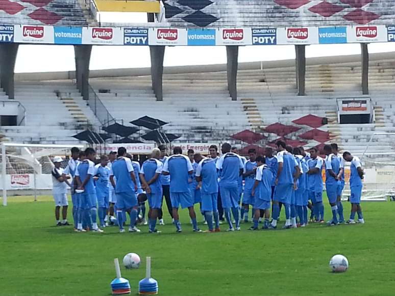 Jogadores fizeram treino de bola parada pela manhã e viajariam às 15h, mas acabaram voltando ao Arruda à tarde