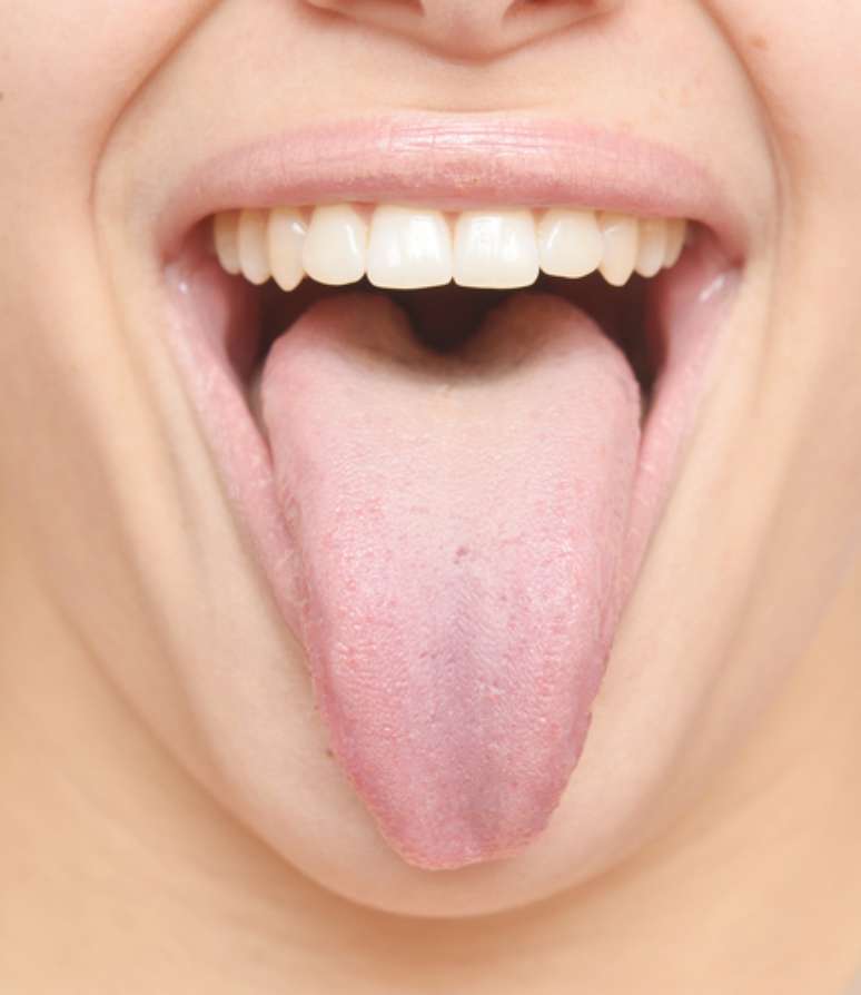 A maior parte das bactérias fica instalada na parte de cima da língua. Por isso, sempre que escovar os dentes, lembre-se de escovar também a língua. Essas bactérias com tempo provocam halitose (mau hálito). Em situações de emergência, para limpar a língua, é possível passar uma gaze enrolada nos dedos ou mesmo algodão. 