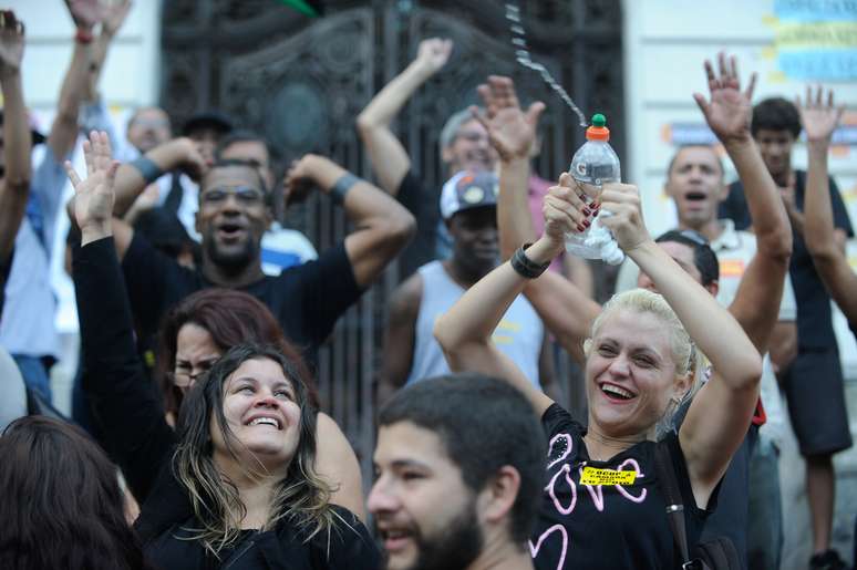 <p>Eles novamente colaram cartazes de protesto no pr&eacute;dio e discursaram contra a viol&ecirc;ncia policial, fazendo um minuto de sil&ecirc;ncio pelas pessoas que foram presas na &uacute;ltima ter&ccedil;a-feira</p>