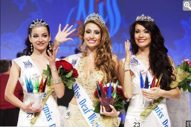 <p>Thaisy posa na premiação da Miss Surda Mundo, em Praga, na Europa</p>