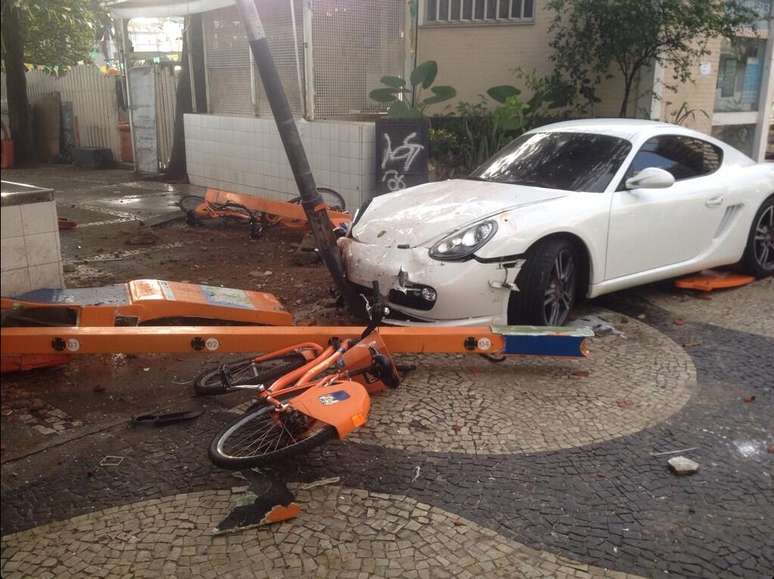 <p>Um Porsche desgovernado invadiu a cal&ccedil;ada&nbsp;e s&oacute; parou ap&oacute;s atingir um poste e destruir um biciclet&aacute;rio em Copacabana, zona sul do Rio de Janeiro, por volta das 6h30 desta sexta-feira; ningu&eacute;m ficou ferido</p>