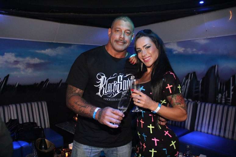 <p>Alexandre Frota comemorou com festa seu anivers&aacute;rio de 50 anos na noite de quinta-feira (18) em uma boate em S&atilde;o Paulo.&nbsp;Na foto, Alexandre Frota com a mulher, Fabiana</p>