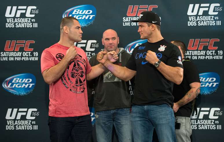<p>Cain e Cigano se encaram em evento pr&eacute;-luta</p>