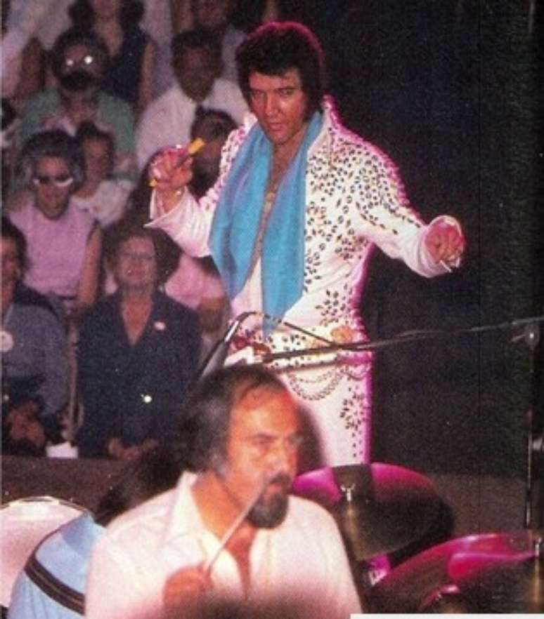 Joe Guercio toca com Elvis Presley 
