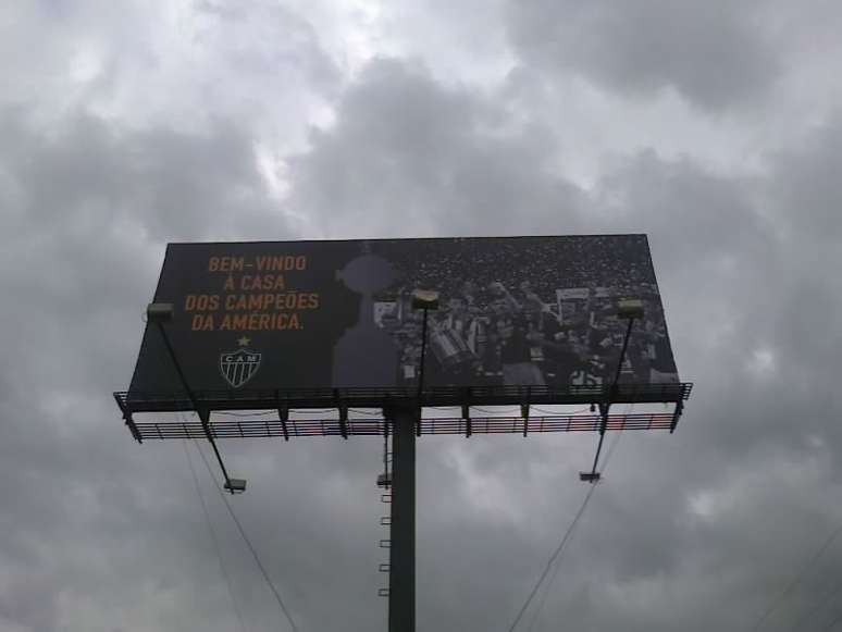 Outdoor d&aacute; as boas vindas a visitantes do CT e lembra t&iacute;tulo da Libertadores