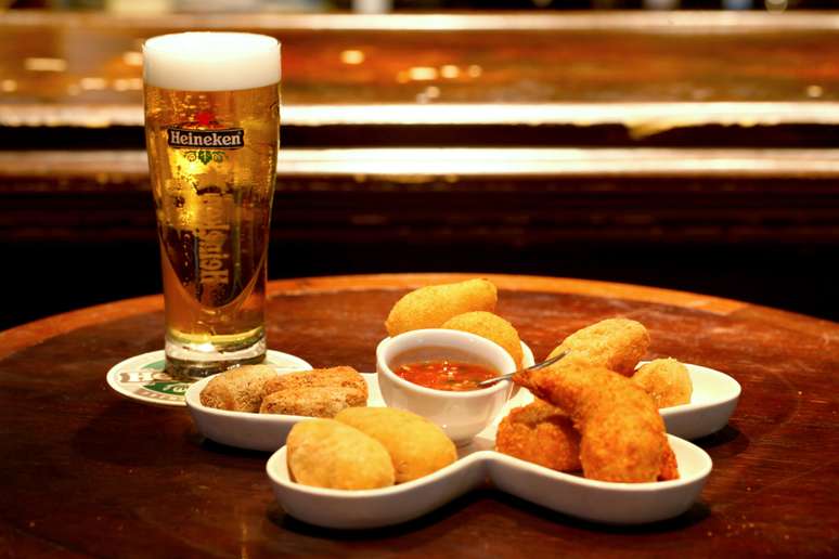 <p>No Rhino Pub, o cardápio inclui coxinhas de frango, croquetes de mandioca com carne seca, camarões empanados, bolinhos de recheados com mussarela, croquetes de carne com castanha de caju, acompanhados de chopp Heineken</p>