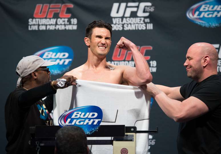 KJ Noons comemora depois de conseguir bater peso; lutador precisou ficar nu