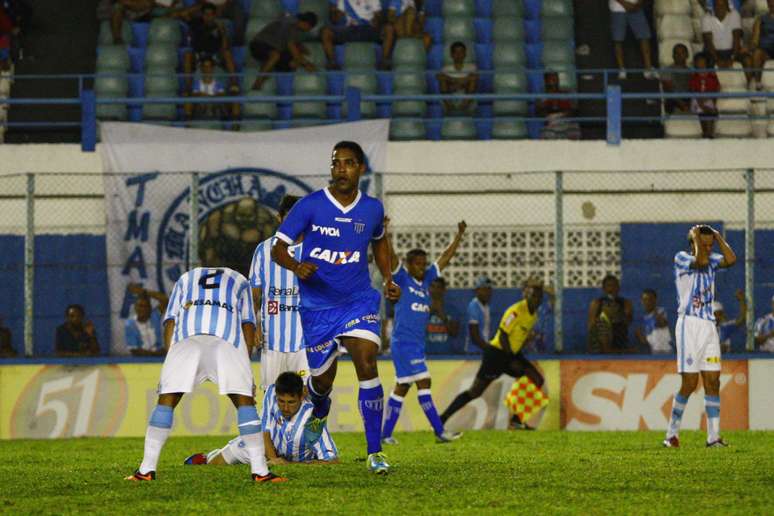 <p>Cl&eacute;ber Santana comemora depois de fazer belo gol contra o Paysandu</p>