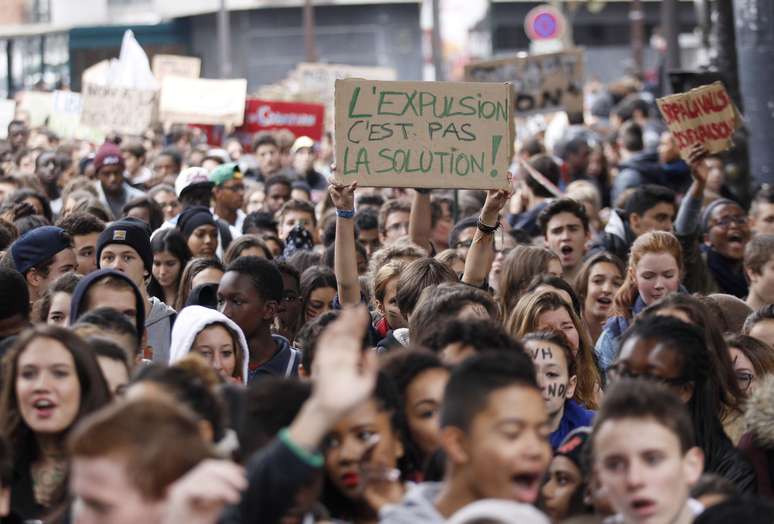 Estudantes do ensino médio francês protestam em Paris: "A expulsão não é a solução"