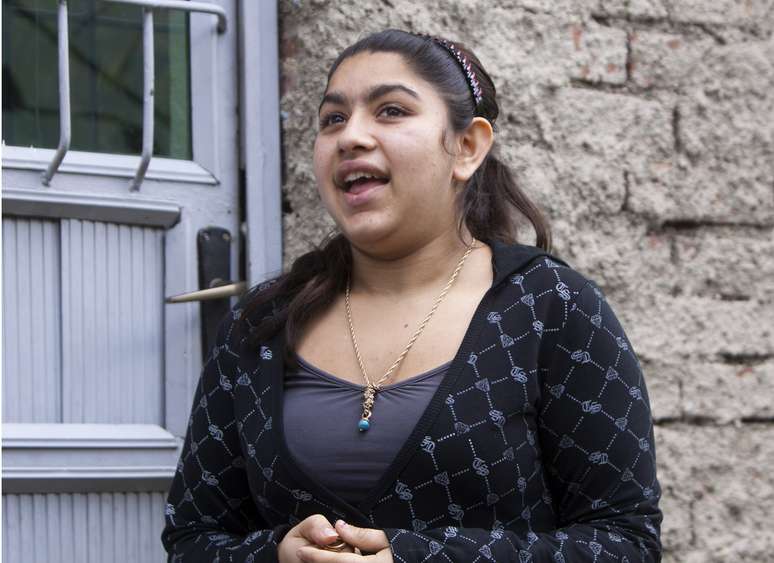 Leonarda Dibrani, 15 anos, fala em frente a uma casa de abrigo em Mitrovica, no Kosovo