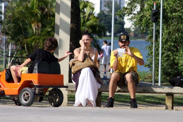 Gabriel O Pensador aproveitou o sol no Rio de Janeiro para passear com os filhos e a namorada, a modelo Giulia Brito, neste sábado (19), na Lagoa Rodrigo de Freitas. Os meninos Tom e Davi são frutos do relacionamento do cantor com a atriz Ana Lima