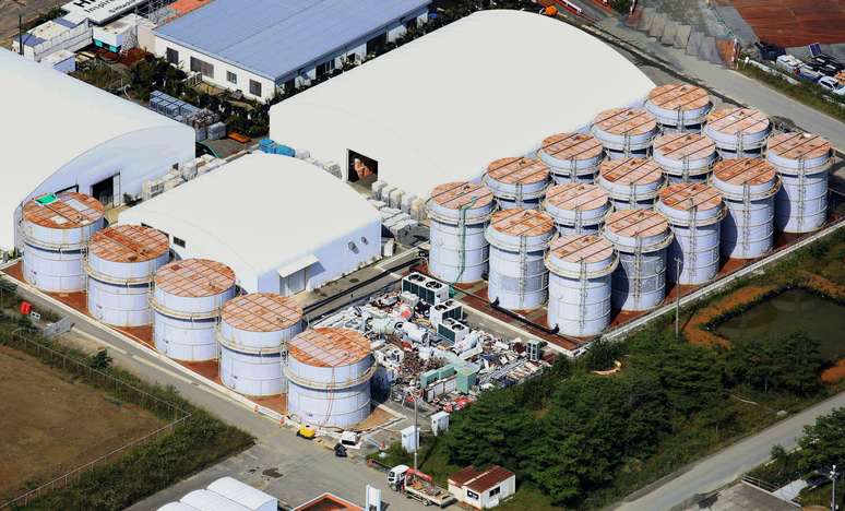 Foto aérea dos tanques de armazenamentos de Fukushima; no quinto tanque à esquerda foi detectado vazamento